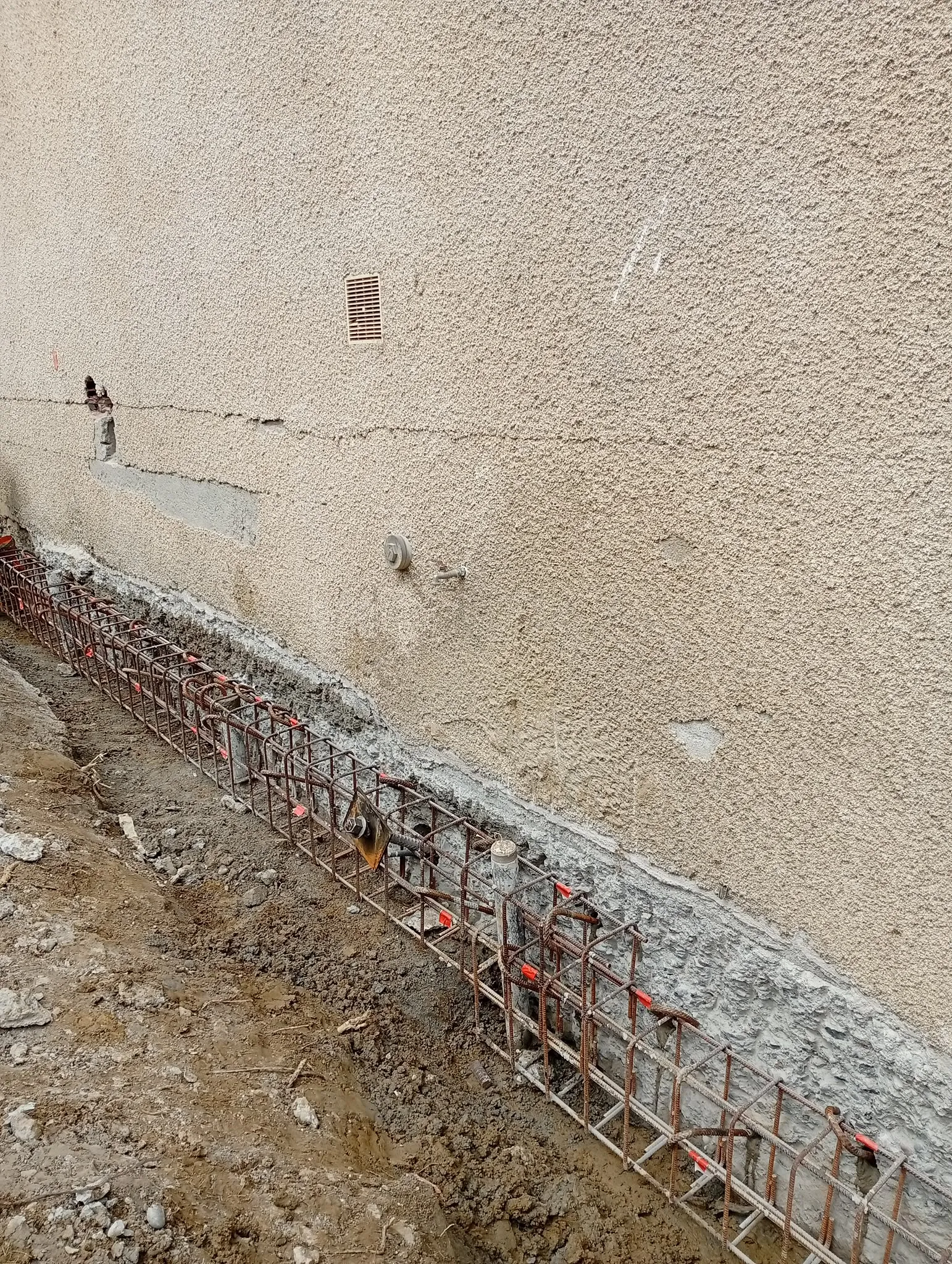 Longrine de renfort en pied de façade